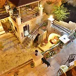 Antik Cave House 3* אורגופ